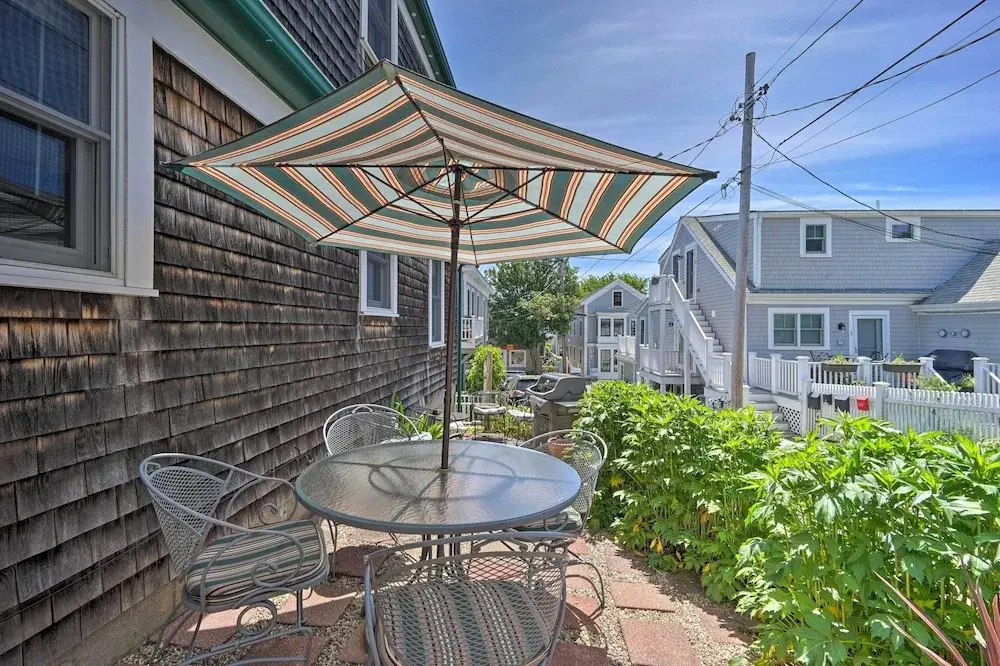 Couples Retreat! Penthouse Near Commercial Street