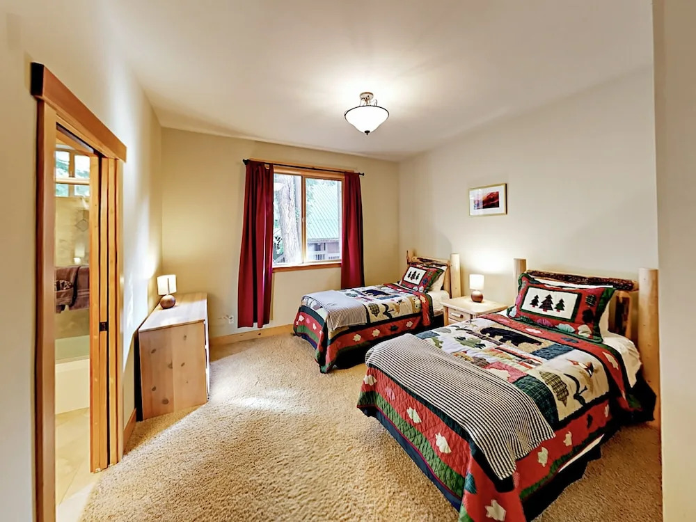 Big 5br W/ 2 Sunny Decks + Rec Center Access 5 Bedroom Home