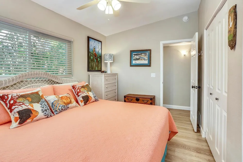 Bay Front Duplex 1br, Fishing Dock - Walk to Beach!