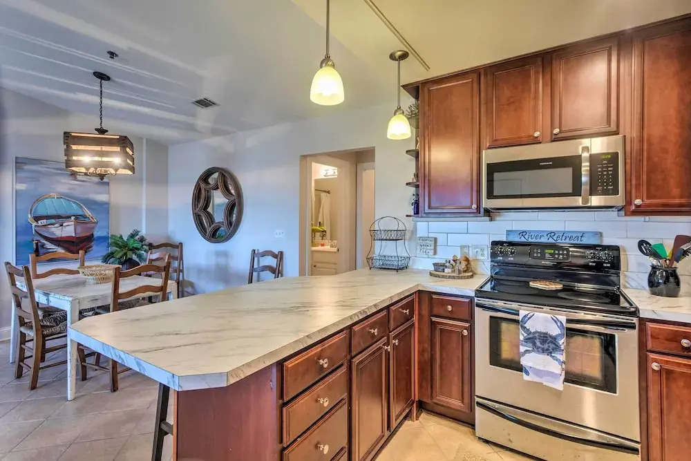 3rd-floor Riverfront Condo: Walk to Downtown Eats!