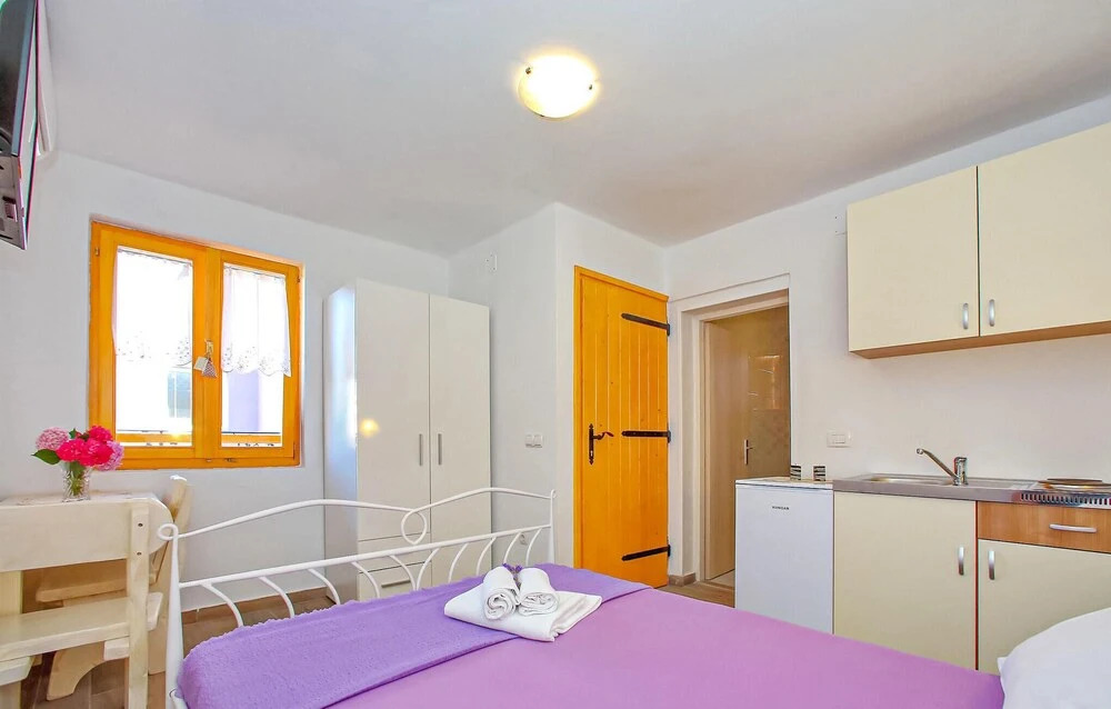 1 Bedroom Pet Friendly Home In Bibinje