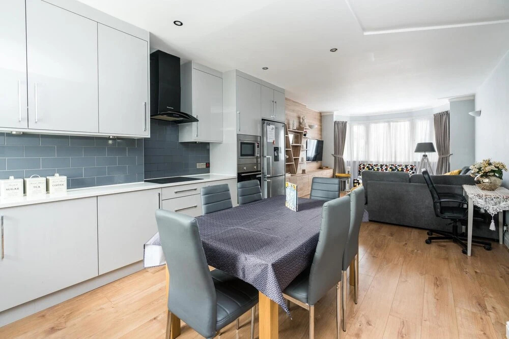 Sleek 2BD Home Close Brent Cross Shopping Centre