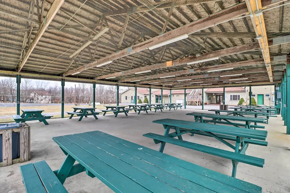 < 7 Mi to Slopes: Inviting Pocono Mtn Retreat!