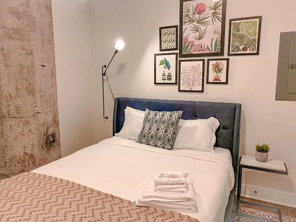 McCormick Place modern loft with an amazing city skyline view and optional parking for 6 guests