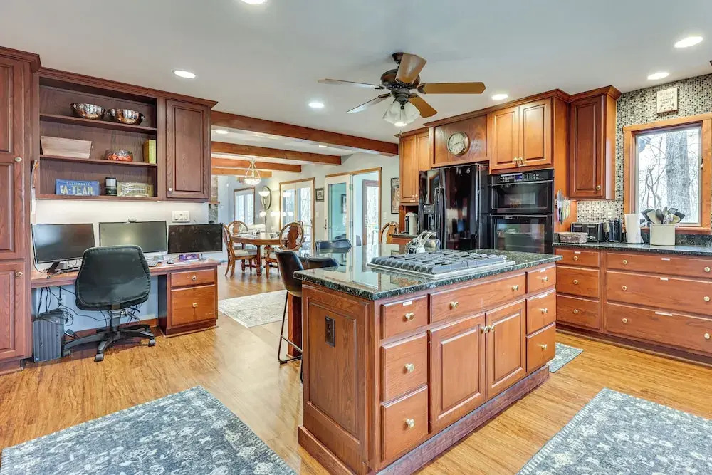 Grand Wintergreen Resort Home w/ Hot Tub!