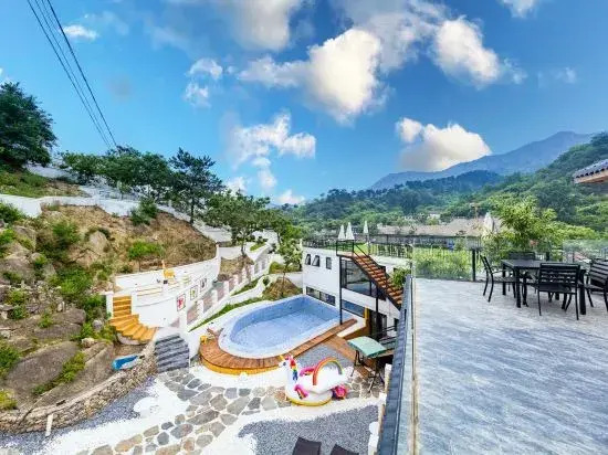 Shiyue Shanman Garden Hot Spring Resort Hotel