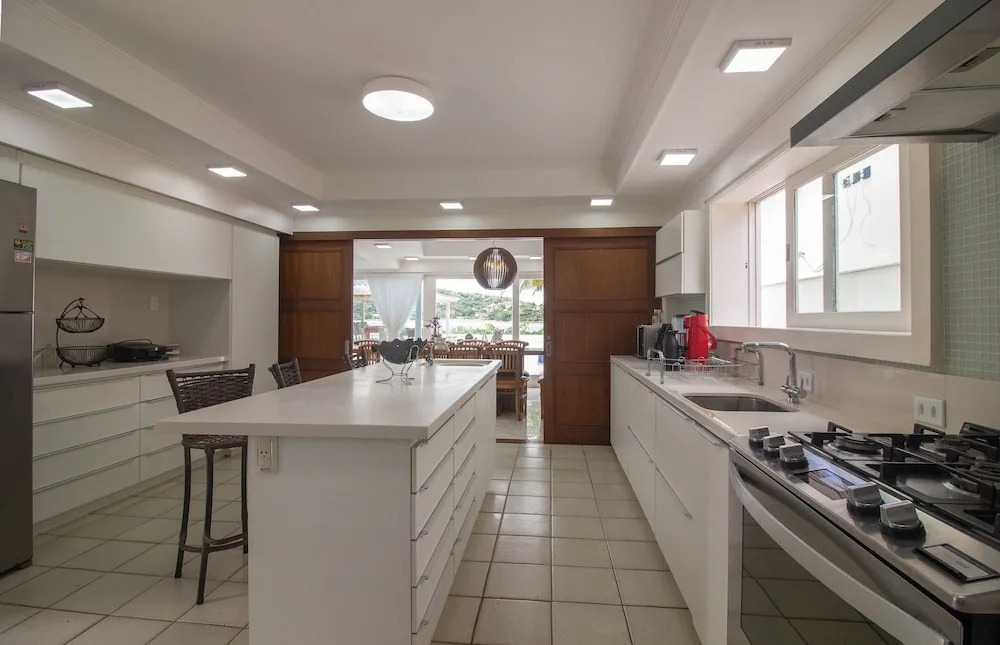 Mansão Pé na Areia Ferradura com 4Suítes