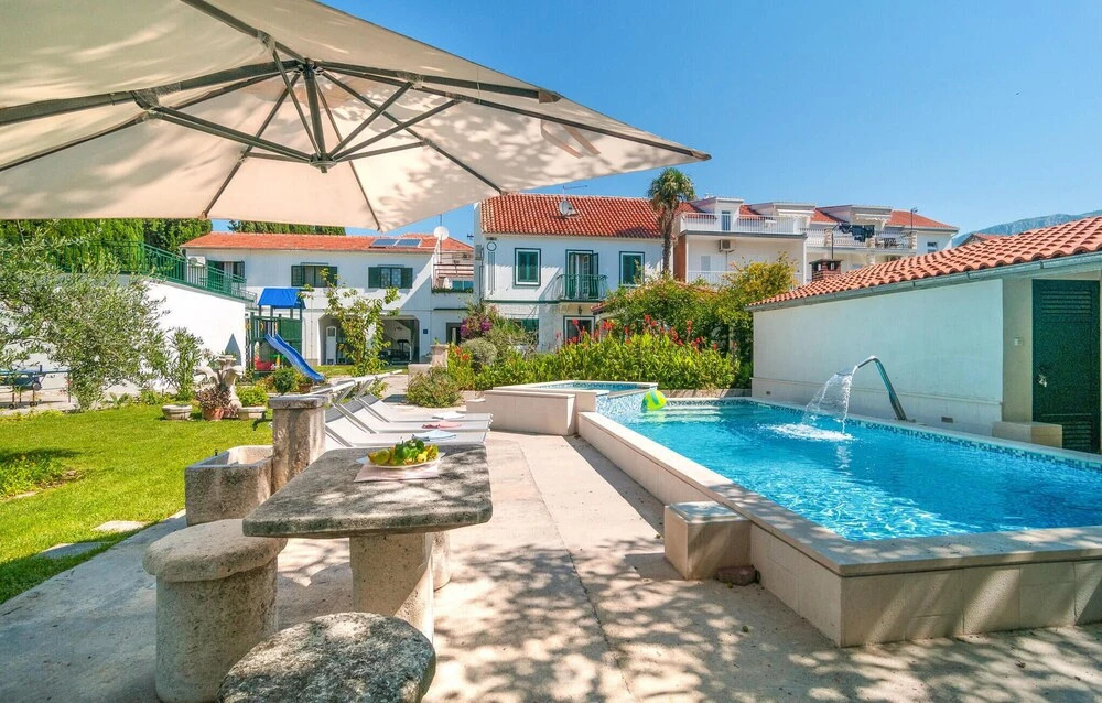 Awesome Home in Kastel Luksic With Sauna, Wifi and 6 Bedrooms