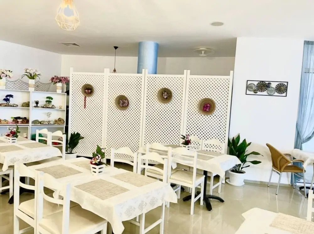 1-bed Modern Sea View Apartment in Aparthotel
