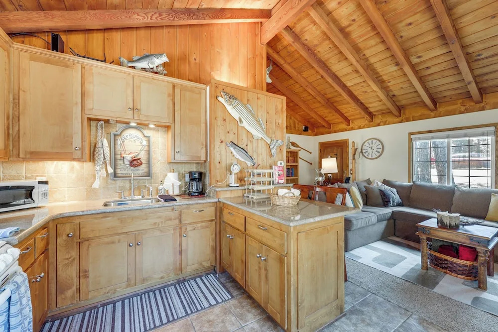2 Mi to Big Bear Lake! Quiet Cabin w/ Yard & Grill
