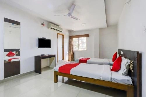 OYO 79065 Gold Residency
