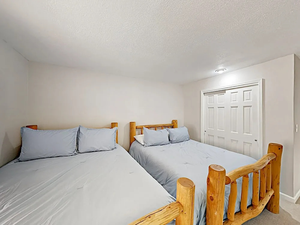 New Listing! Chic Getaway: Pool, Adjacent To Lake 3 Bedroom Condo