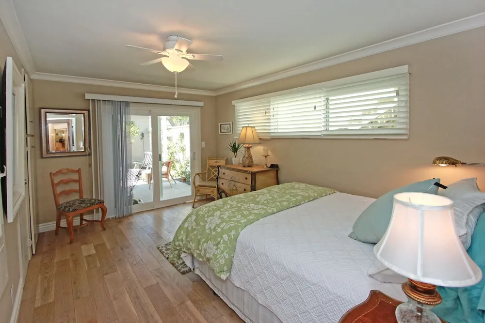 W. Bay Ave (68433) - 2 Br townhouse by RedAwning