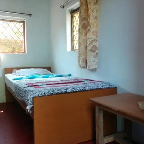 Session Haus Hostel