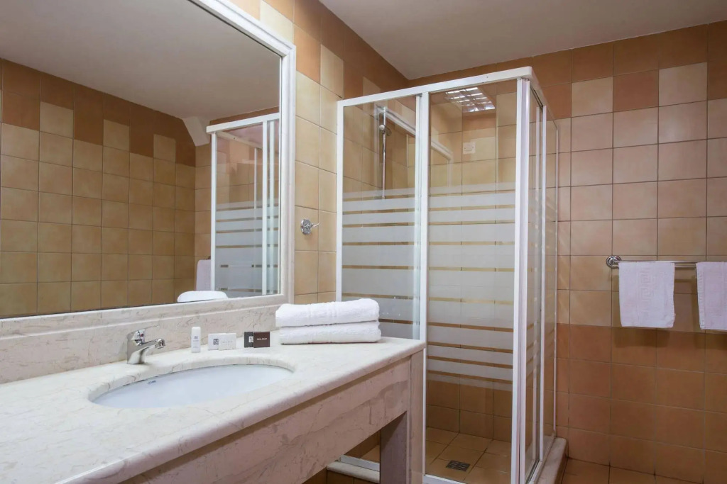 Elmi Beach Hotel & Suites
