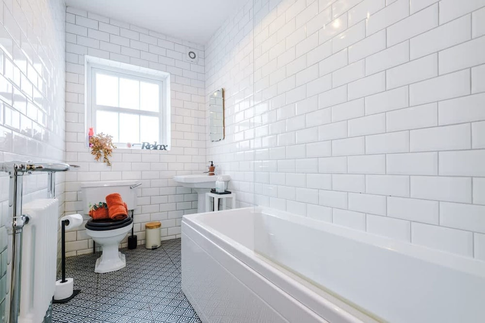 NEW Stylish Home Amazing Location Sleeps 6