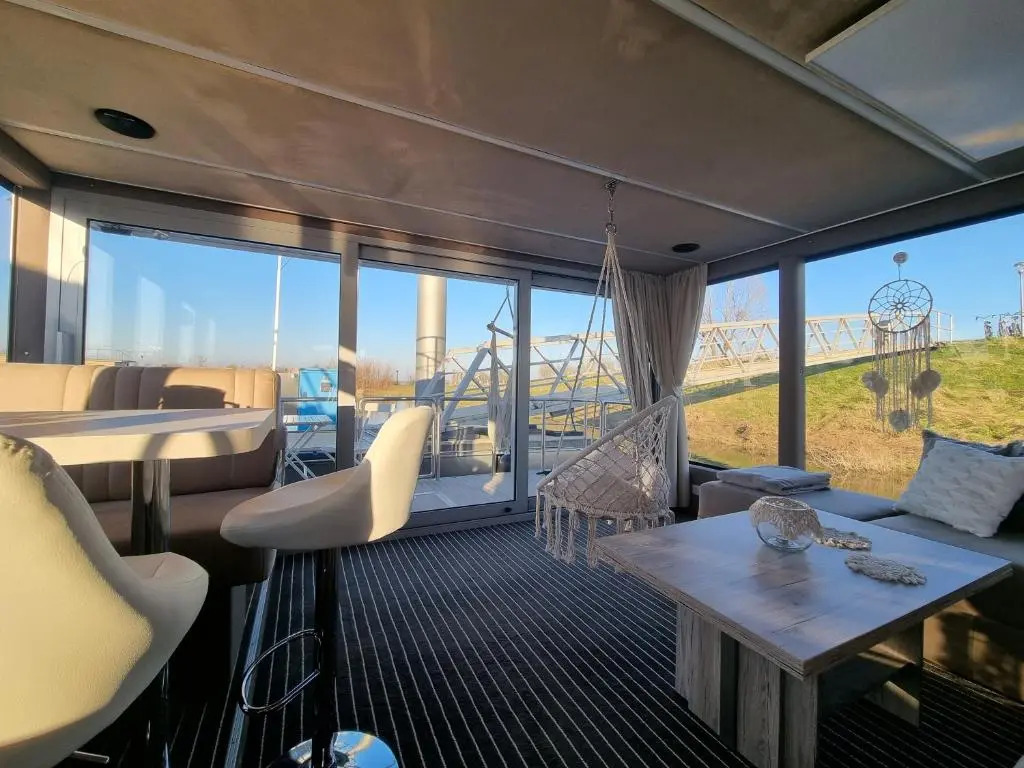 Luxe huisboot met 6 slaapplaatsen en airco in Limburg