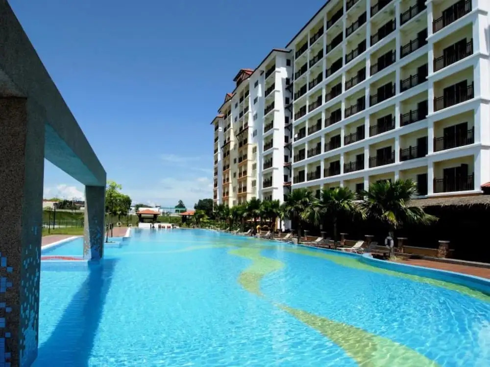 OYO HOME 90301 Suria Service Apartments @ Bukit Merak Laketown Resort