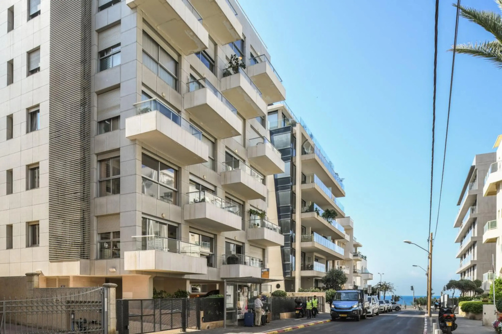 Sea View apt on Gordon 10 with Balcony and private parking