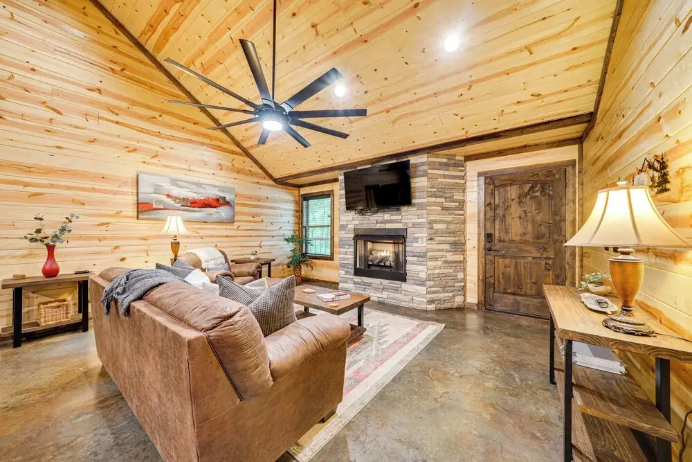 Broken Bow Cabin w/ Private Hot Tub: 14 Mi to Lake