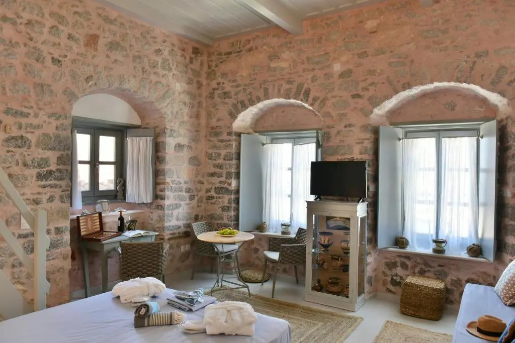 Port Mansion Studio 2 Hydra - first floor not a hotel - no cl eaning while guests inside