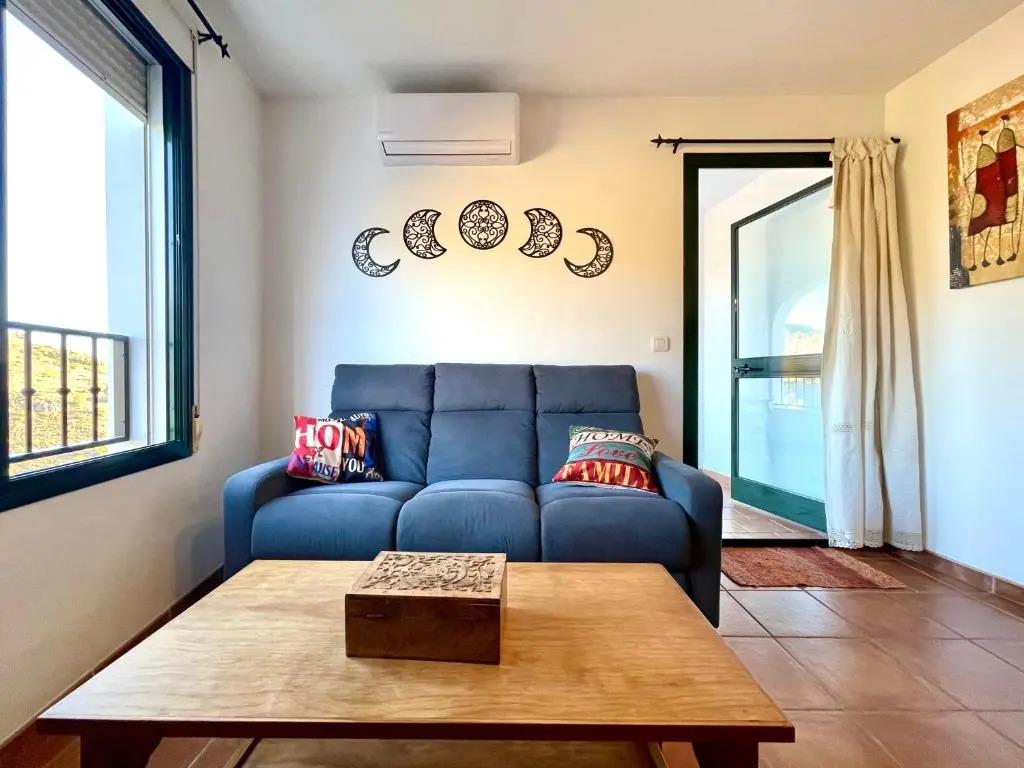 Apartamentos Axarquia 1, terraza privada con vistas a la montaña rio y al mar