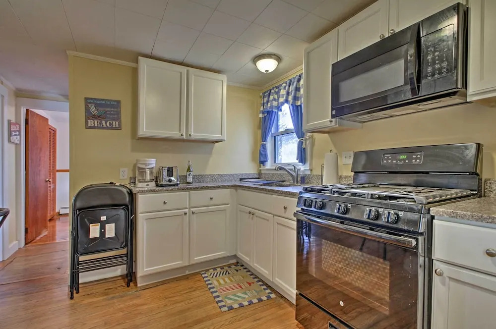 Steps to Cape Cod Canal: Buzzards Bay Home