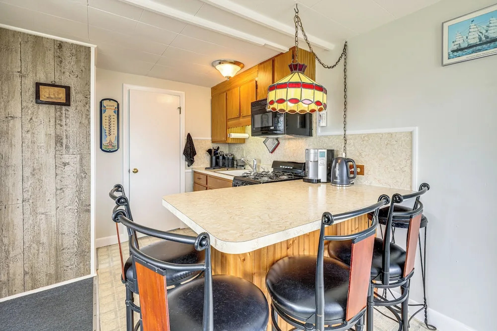 Walk to Beach & Pool! East End P-town Condo