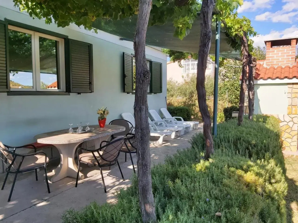 House Petar by sea