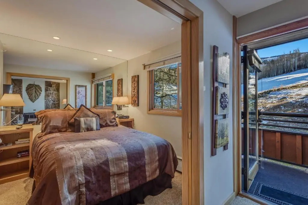 Laurelwood Condominiums Studio Premier Unit 410