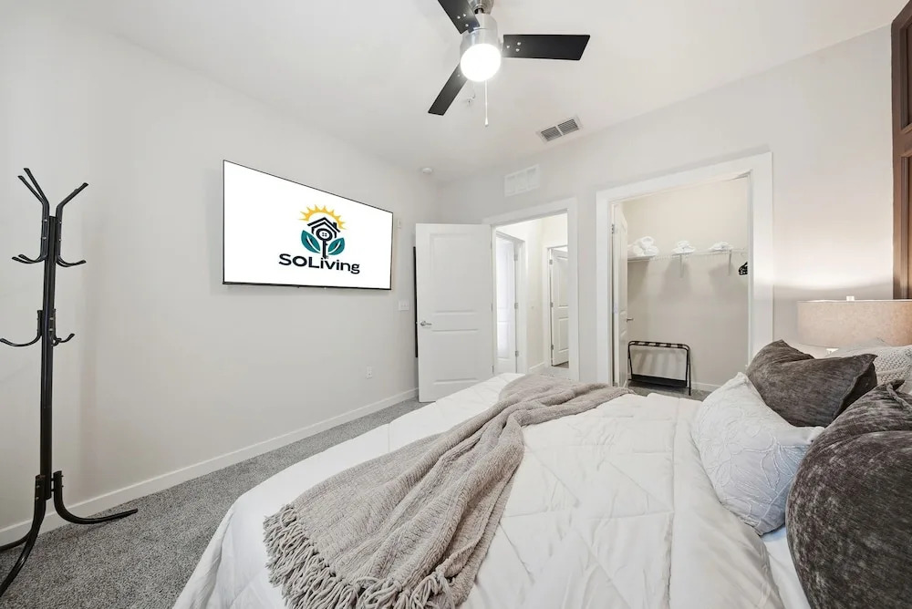 Modern 2BR w Pool Pet-friendly Unit 21