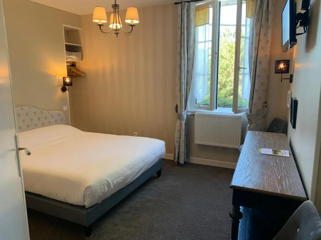 Logis Hôtel Auberge du Port des Roches