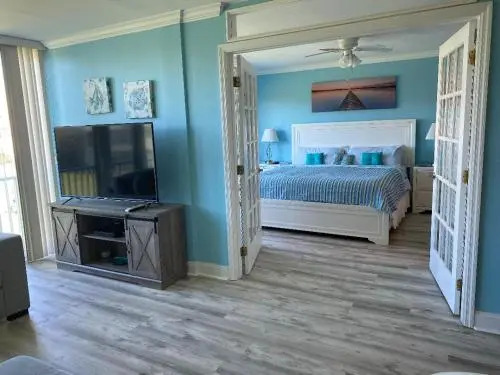 Sunny Ocean Village Beach Condo: Community Pool