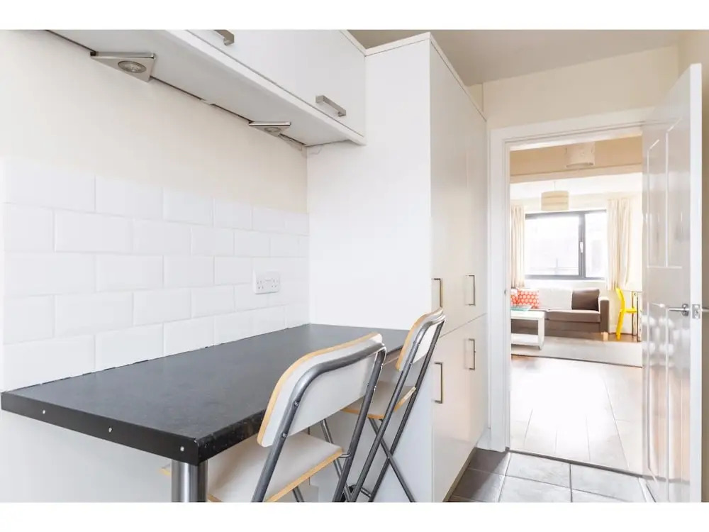 Central Flat in Londons Battersea Sleeps 6