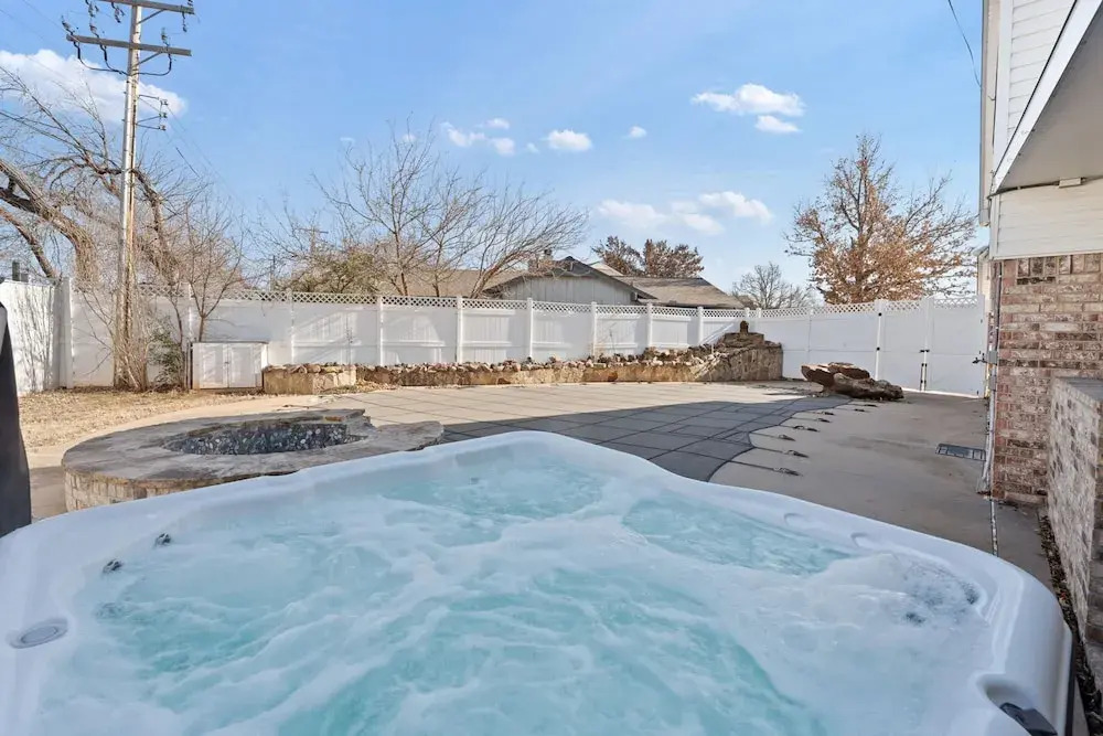 Spacious Lakefront View With Hot Tub and Pool NH