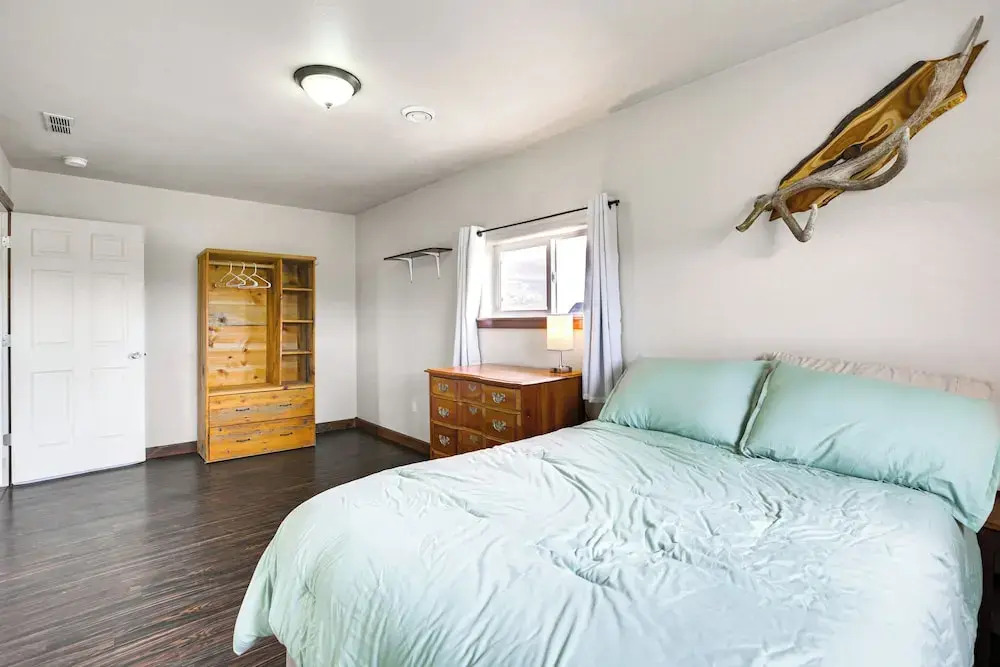 2 Mi to Dtwn Buffalo: Mtn-view Retreat w/ Patio!