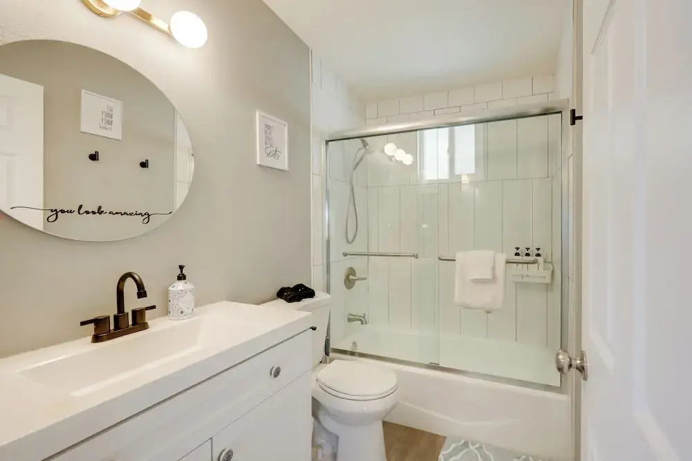 Mtn-view Home w/ Hot Tub: 8 Mi to Joshua Tree!