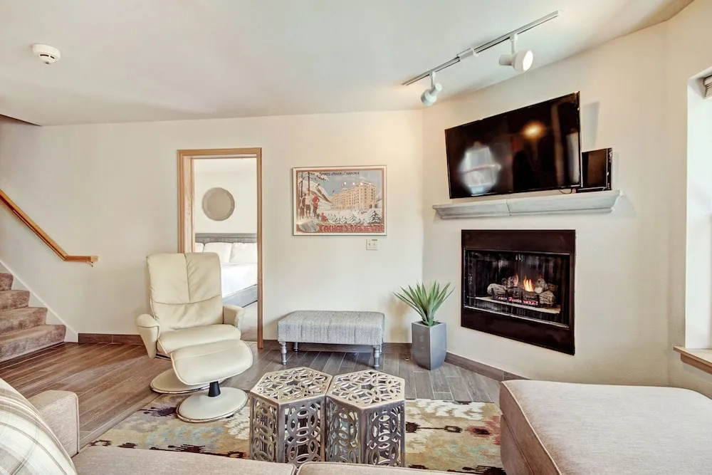 Luminous 2br 2ba - Upscale + Steps To Snowy Fun + Main St 2 Bedroom Condo by RedAwning