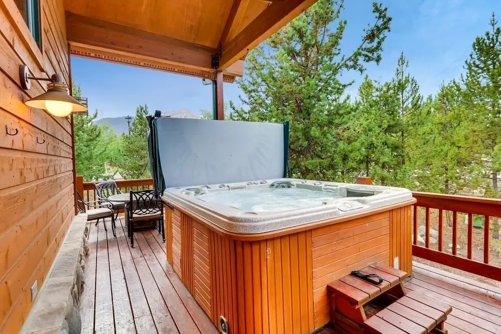 Perfect For Your Family Vacay With Private Hot Tub! 4 Bedroom Home by RedAwning