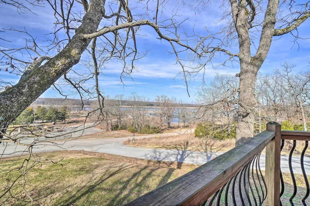 'sunset Bluff Treehouse': On Bull Shoals Lake!