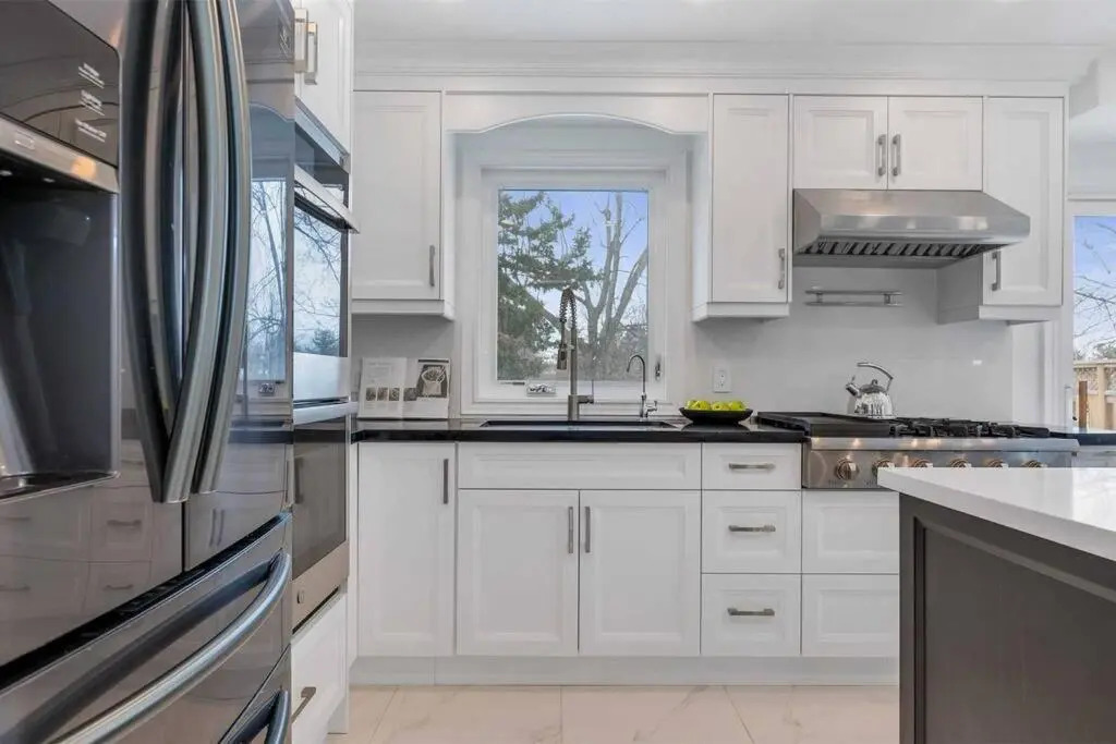 Modern main floor 3-bdrm apt backing onto a park