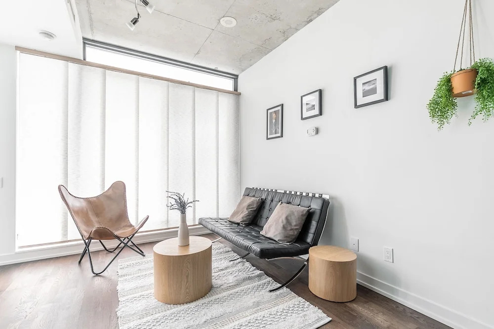 Stylish and Bright 1BR Condo King West