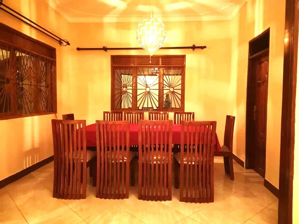 Kampala 5-beds, Sleeps 8 With Garden & Parking
