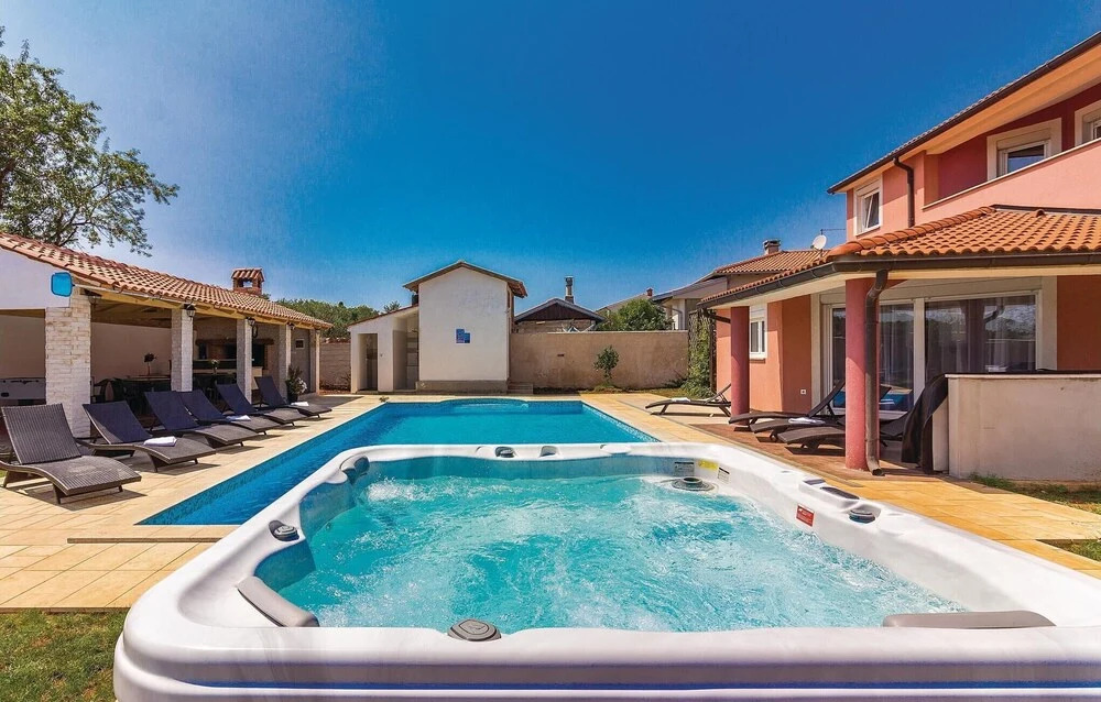 Beautiful Home in Pula With Wifi and 7 Bedrooms