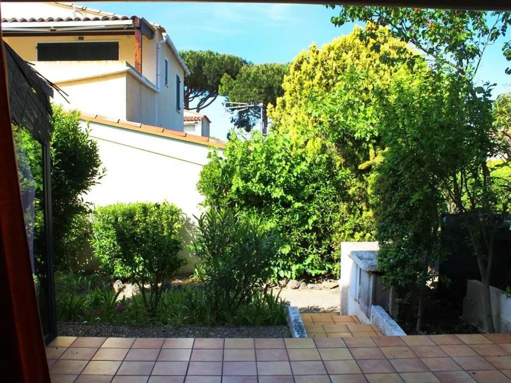 Villa mitoyenne T3 avec piscine et parking - FR-1-607-49