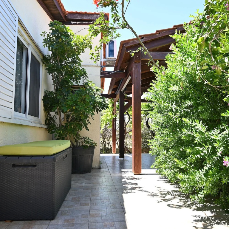 Ibiscus Cottage in Paradisi Near the Beach