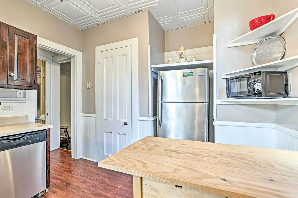 Centrally Located Apt in Victorian Mansion!