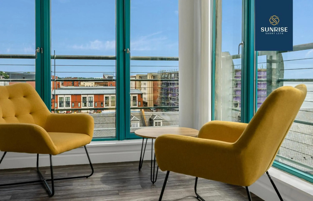 THE PENTHOUSE, Stunning Views, Foosball Table, Central Location, 3 Rooms, Sleeps 6, Ideal for Families, Tourists, Business Travellers