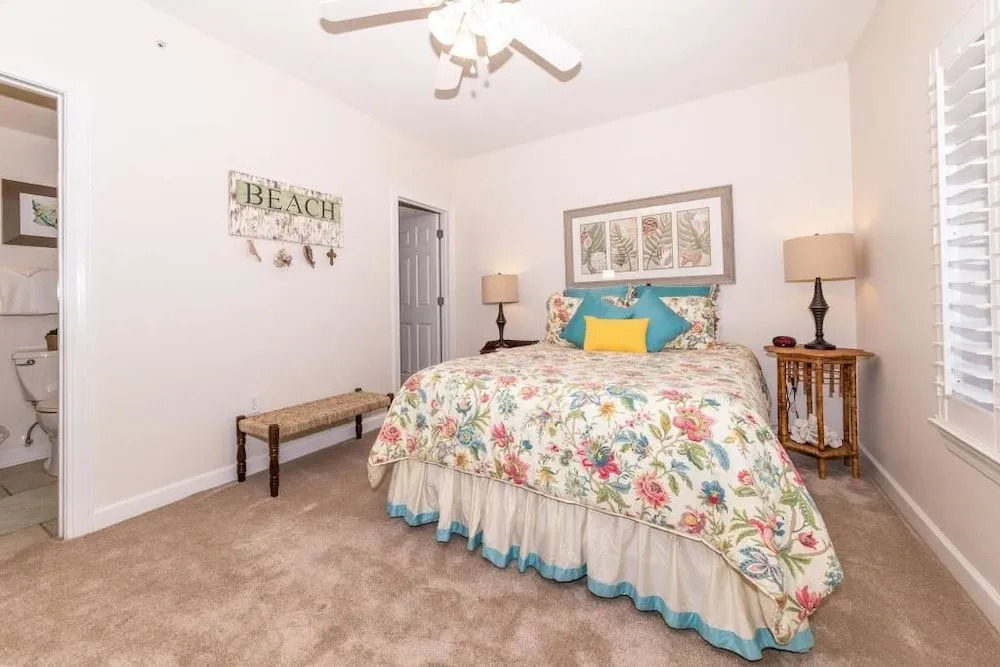 Admiral's Quarters 702 - 3 Br condo by RedAwning