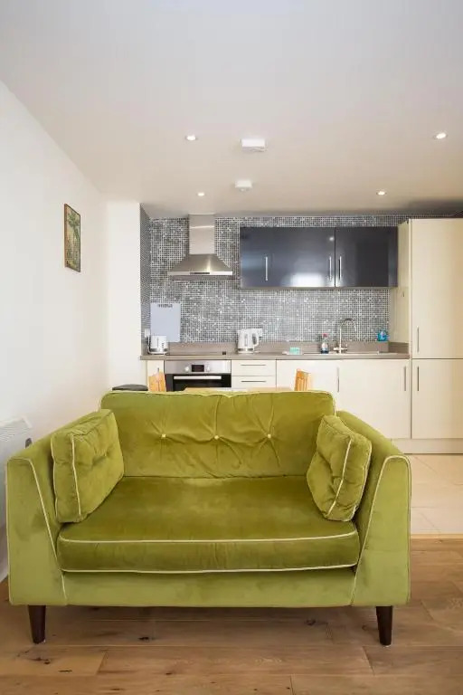 Gorgeous Central Studio with Balcony, 2 mins to Beach and Pier